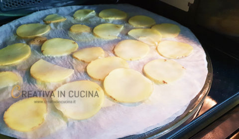 Le chips di patate a microonde in 5 minuti ricetta di Creativaincucina