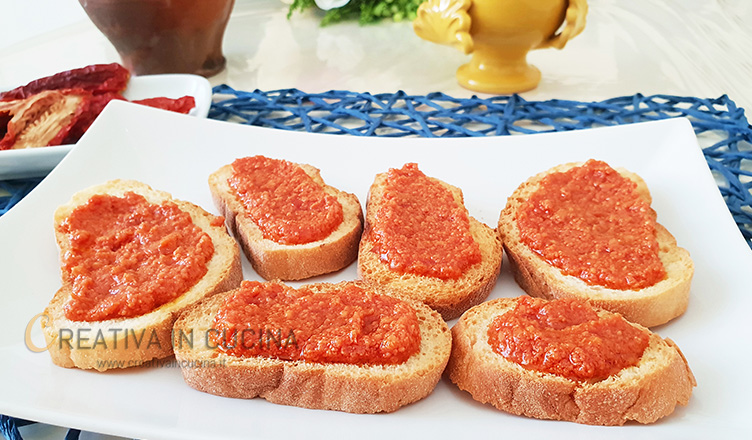 Crostini con pesto di pomodori secchi ricetta di Creativaincucina
