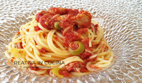 Spaghetti con tonno e olive