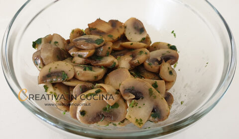 Gnocchi di patate con taleggio, funghi e salsiccia ricetta di Creativa in cucina