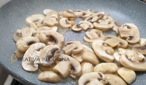 Gnocchi di patate con taleggio, funghi e salsiccia ricetta di Creativa in cucina