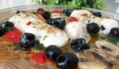 Filetti di merluzzo con funghi e olive, in forno