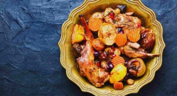 Coniglio al forno, un piatto tipico: con le patate è ancora più buono