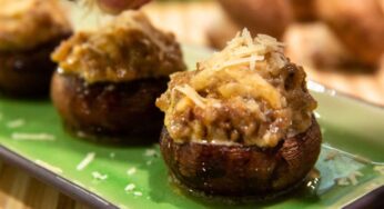 Scommetto che i funghi ripieni di salsiccia non li hai mai sentiti: te li faccio fare veloci veloci e saporiti